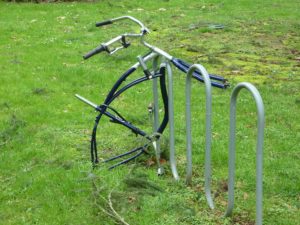 bicicletta rbata legata ad un palo